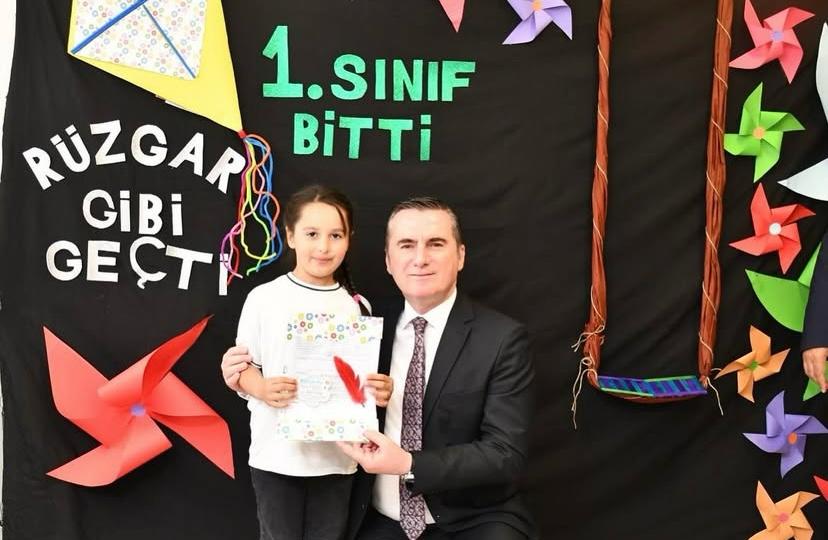 Kaymakamımız Mehmet Yıldız Öğrencilerimizin Karne Heyecanına Ortak Oldu